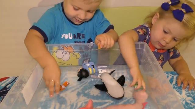 Рома и Диана Растущие животные выращивают Касатку Делфина и динозавра Magic Grow Dino Fish Dolphin