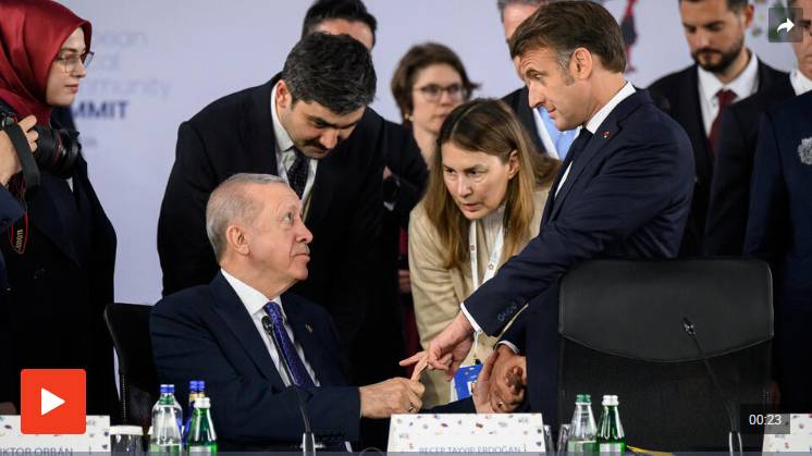 Эрдоган не дал Макрону похлопать себя по плечу, схватив его за палец
