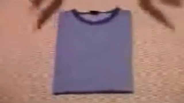 Как быстро и ровно свернуть футболку.avi