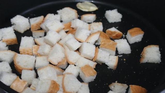 Салат с креветками авокадо и сухариками