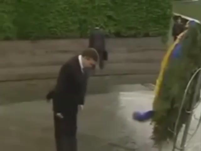Ровно 15 лет назад на Януковича упал венок. Тогда многим было смешно.

А ведь это был знак всей Укра