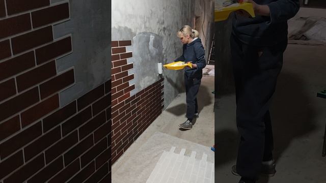 монтаж гибких кирпичных панелей от Quarz-studio