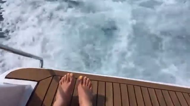 Яхта BAYLINER 288 "ЛИДИЯ" на морской прогулке