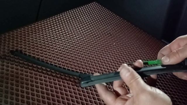 Замена резинок на дворниках автомобиля