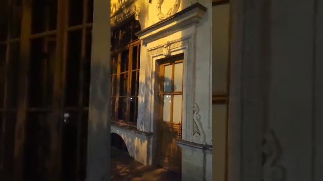 Огромные подземные окна здания в Севастополе под культурным слоем.