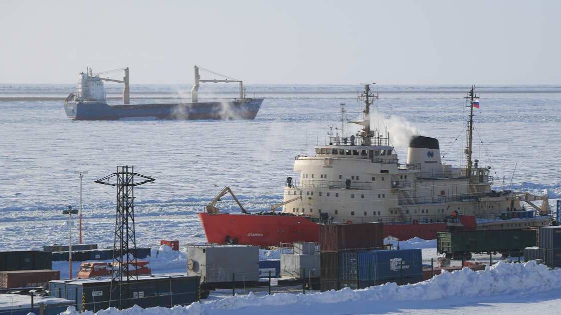 Путин поручил утвердить экономическую модель транспортного коридора в Арктике
