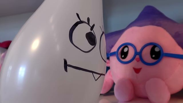 Диана и Рома Диана притворяется, что играет с детскими воздушными шариками