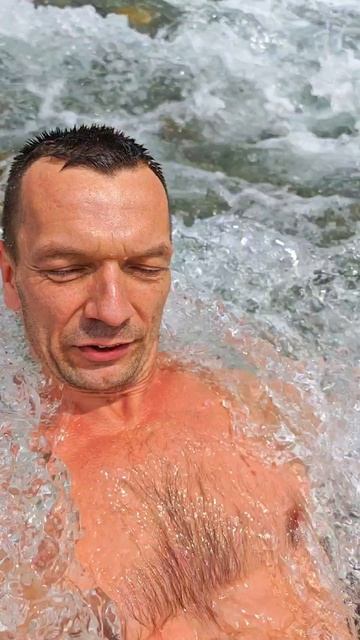 Река нагрелась до 16°, как освежающая джакузи! 💦 Как же я люблю реку и её массажные водные потоки!