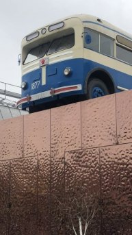 Троллейбус припарковался повыше