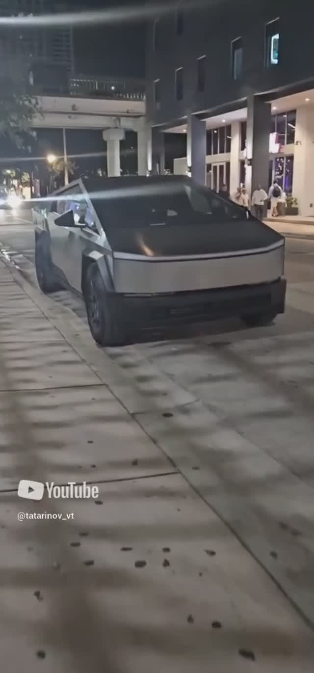 Заметил Tesla Cybertruck на предновогодних улицах Майями