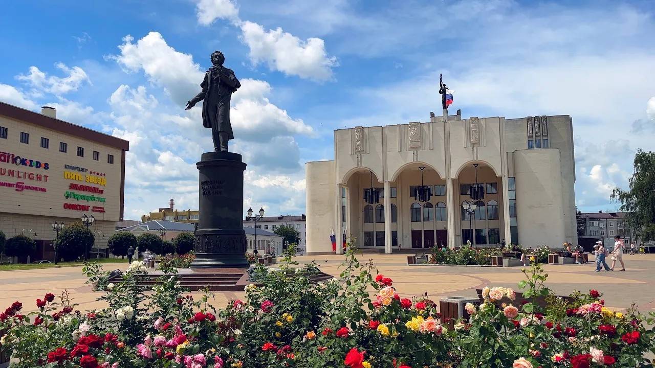Театральная площадь. +27°C. Курск.