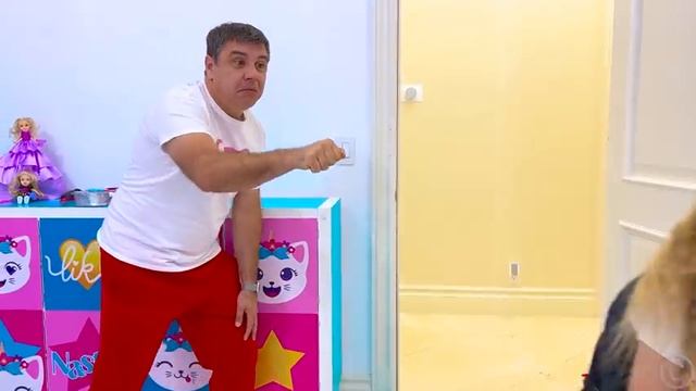 Лайк Настя пытается найти друзей в младшей школе