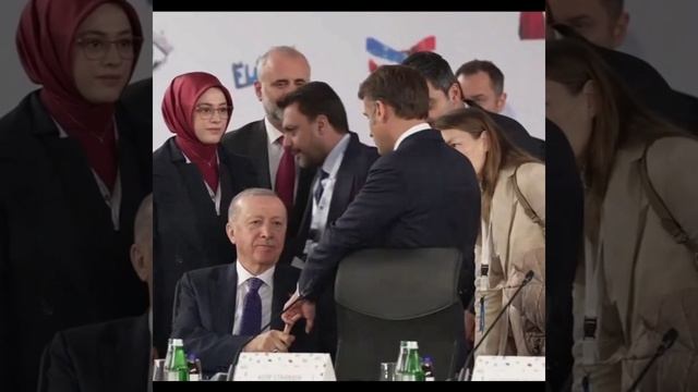 Эрдоган поймал Макрона за палец на саммите в Албании