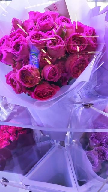 дорогие Друзья, Флористы, кто разбирается в цветах, напишите пожалуйста названия цветов из видео 🙏