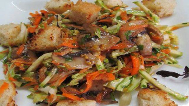 Салат из молодой капусты с жареными грибами и сухариками