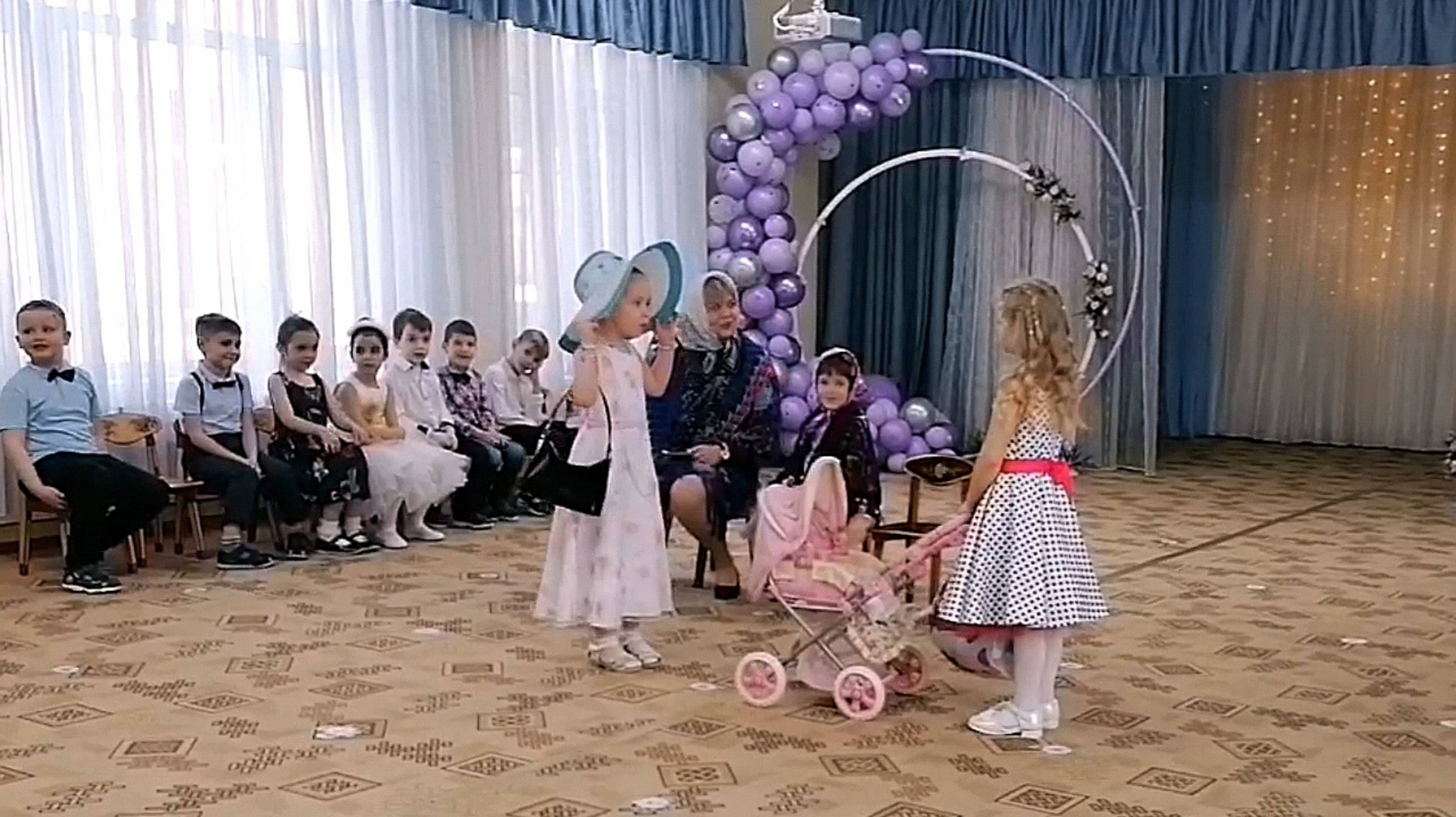Весёлая сценка для бабушек и мам. Детский сад 8 Марта