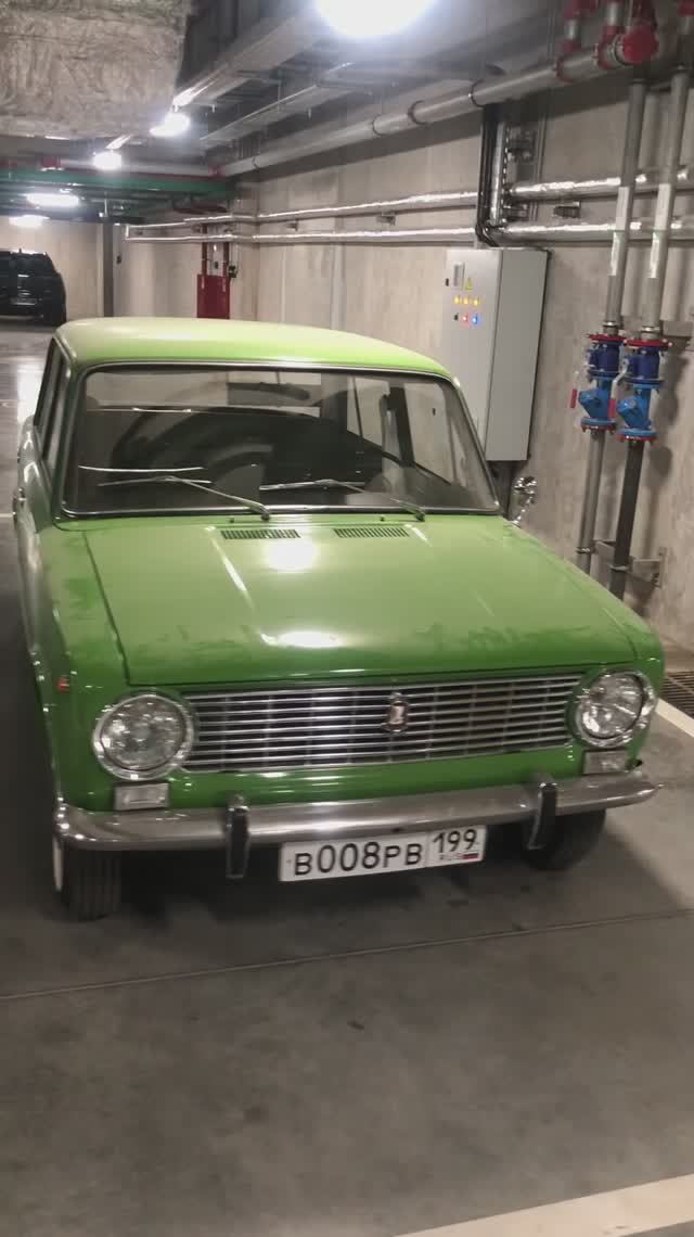 По праву занял престижное место на парковке элитного жилого комплекса в Москве #копейка #ваз2101