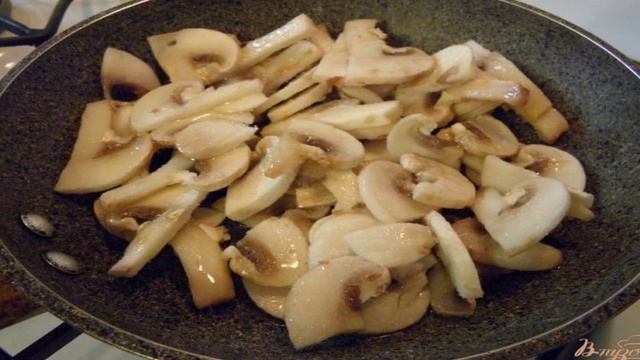 Слоеный салат с курицей и жареными грибами
