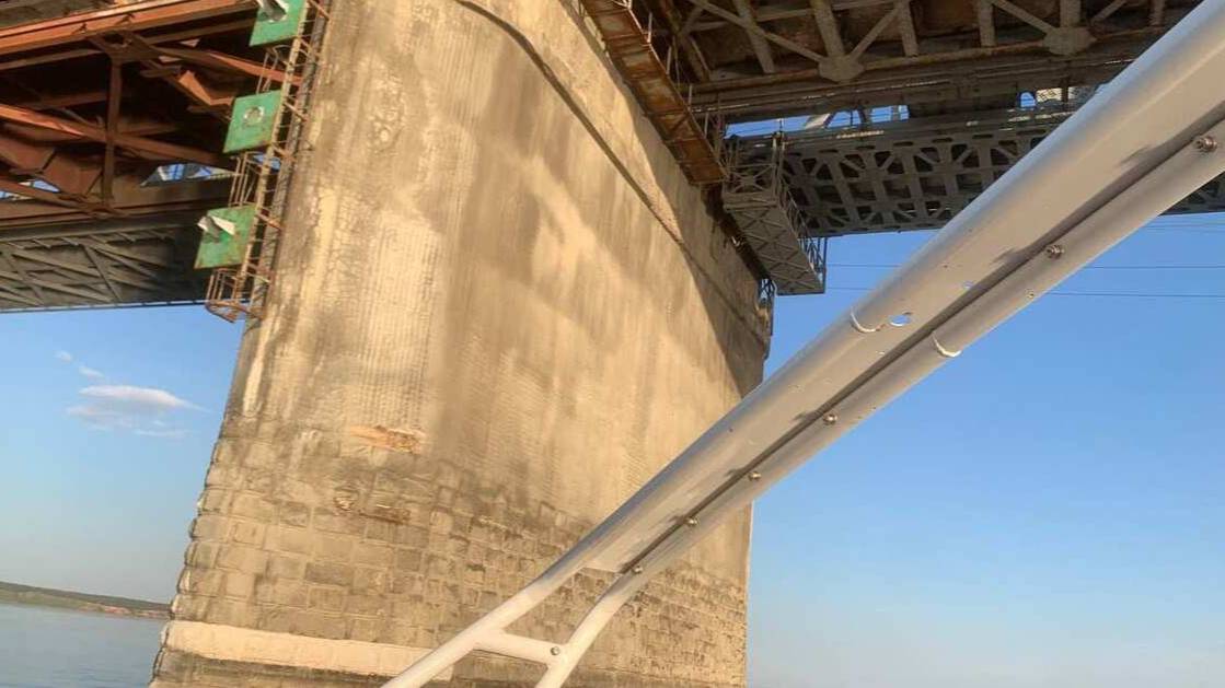 Баржа столкнулась с опорой Императорского моста на Волге в Ульяновске