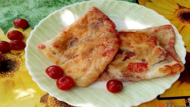 Слойки с вишней в мультиварке