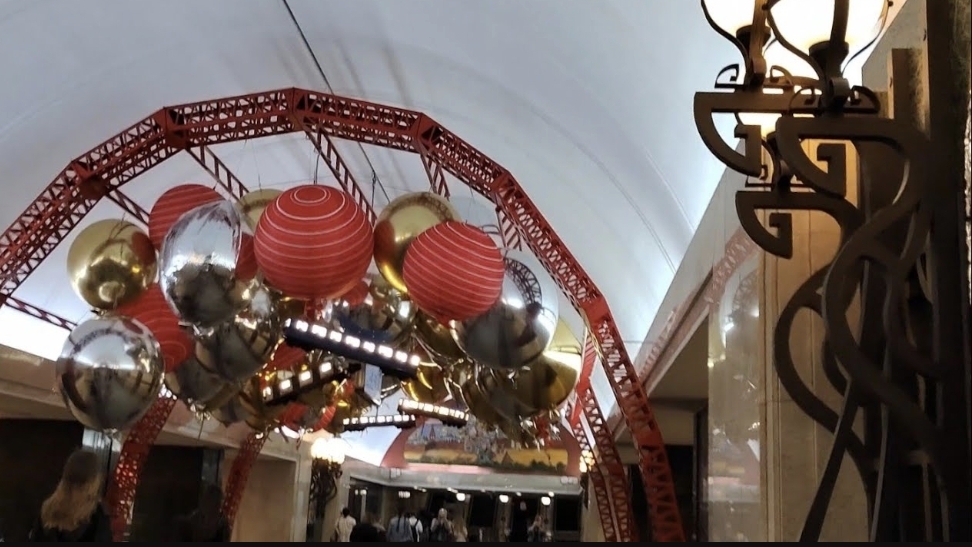 Станция метро "Трубная" украшена в честь 90-летия Московского метрополитена