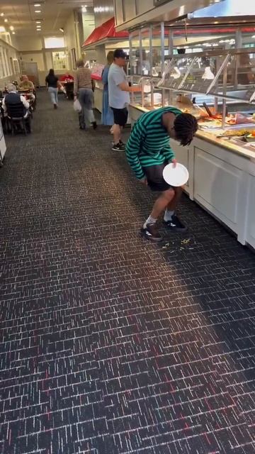 🇺🇸 В «Золотом загоне» после очень долгого дня. Постарайтесь есть здоровую пищу.