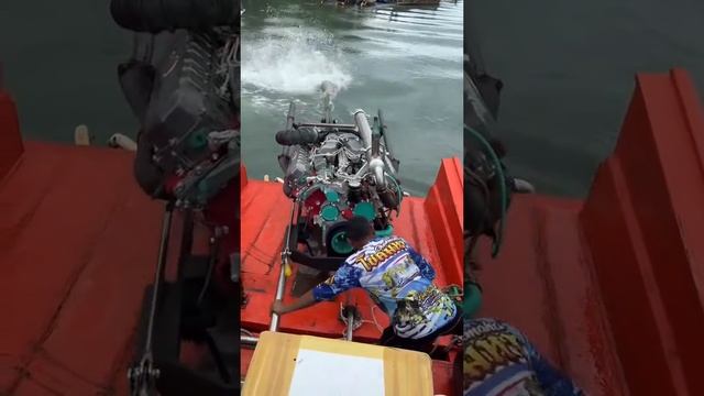 Одна из особенностей Таиланда - моторные лодки всех мастей. Эта с V-образной восьмеркой.