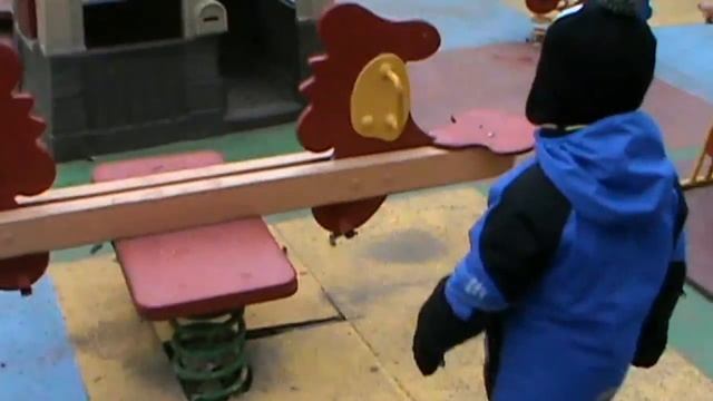 Мистер Макс • Mister Max - Макс играет на детской площадке