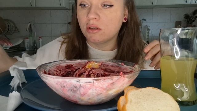 Мукбанг селёдка под шубой и ваши истории#Мукбанг #фудб