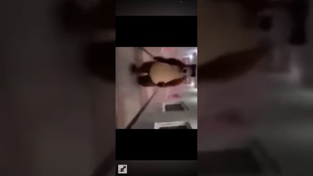 Чел в костюме медведя