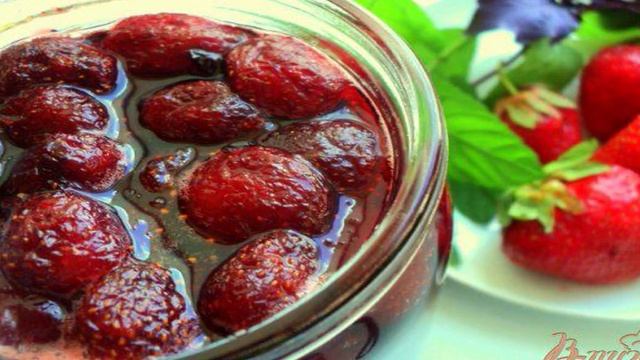 Клубничное варенье с базиликом и мятой