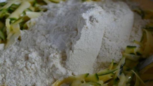 Закусочные кексы с цукини и копченой семгой