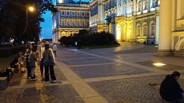 Лето возле Зимнего дворца,поют