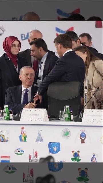 Эрдоган показал свое превосходство над Макроном с помощью неожиданной «ловушки с пальцами».
