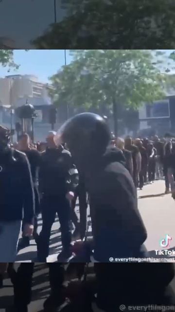 Националистическая молодежь выходит на улицы Парижа под лозунгом: «Европа, Молодежь, Революция!»