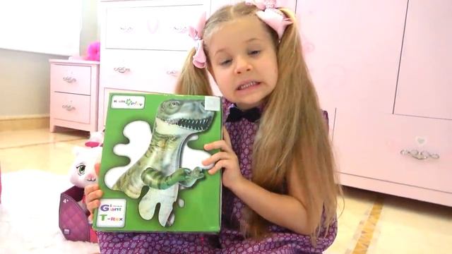 Диана и Рома - Диана и её веселый день с котенком