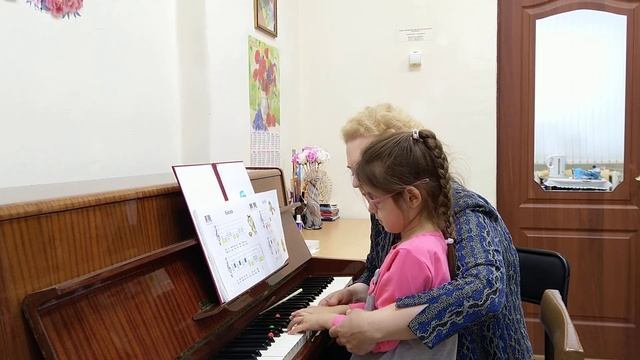 “Лошадка” наизусть. Знакомство с лигой в песенке “Киска”, разбор “Иванушка”.