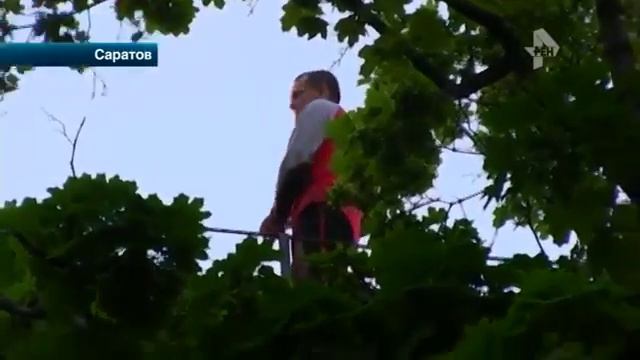 В Саратове человек в окровавленной футболке и ножом в