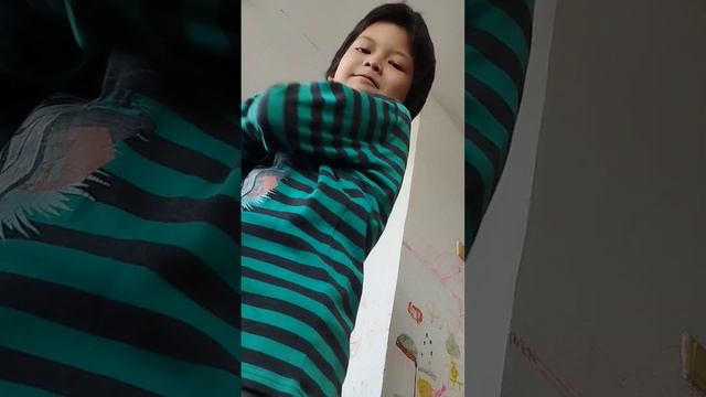 Он не может нормально одеть куртку.