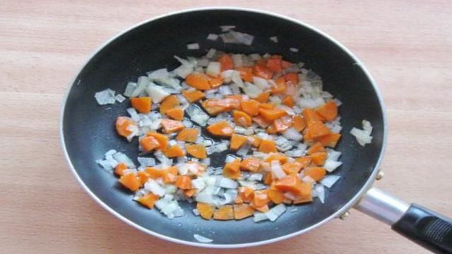 Суп с желтой чечевицей и сосисками