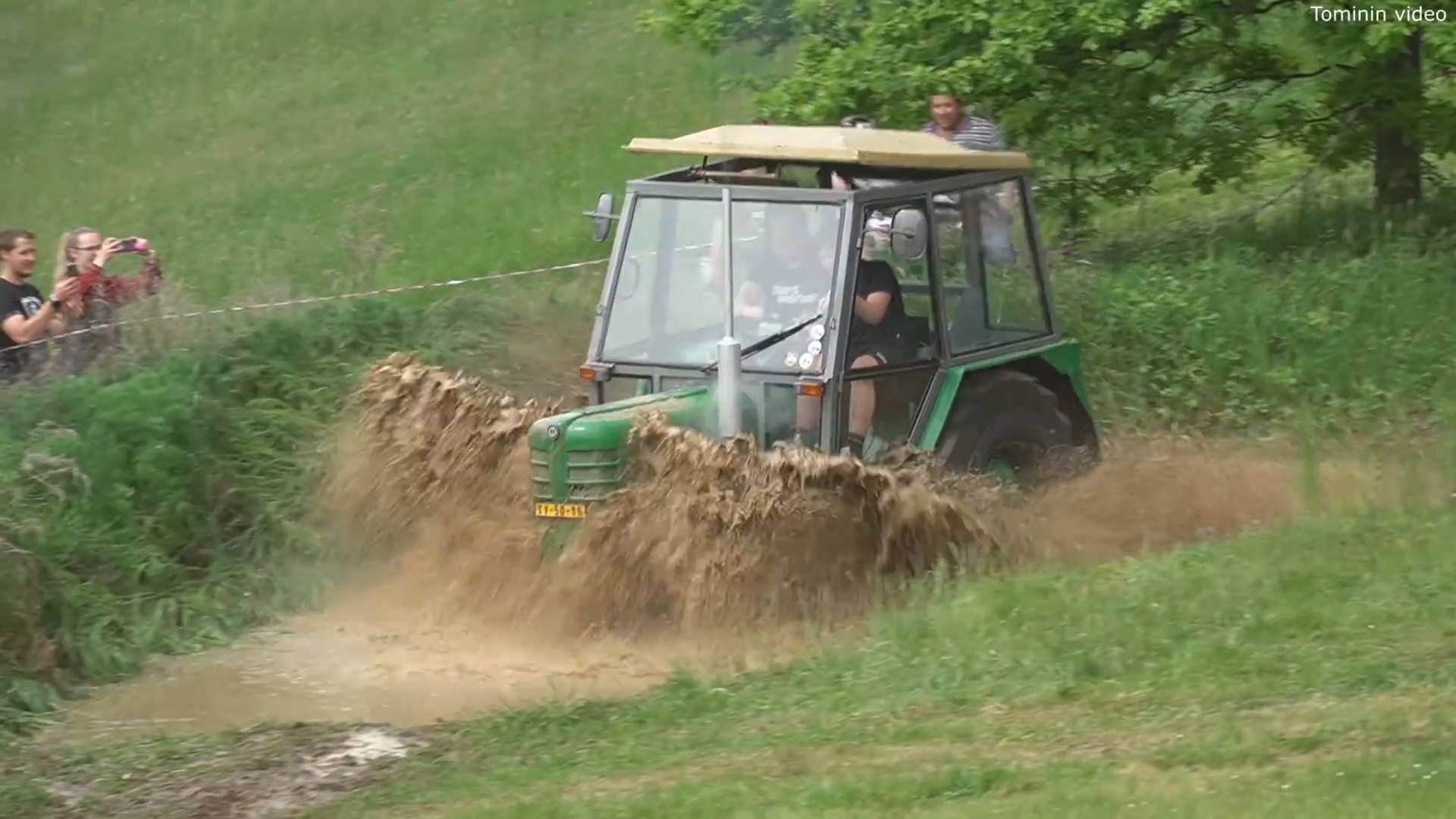 ТРАКТОРА ГОНЯЮТ По ЛУЖАМ и ГРЯЗИ!