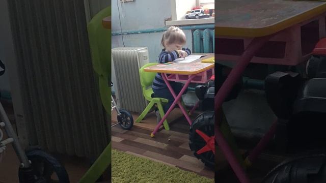 Настя с карандашами video_20250515_123223