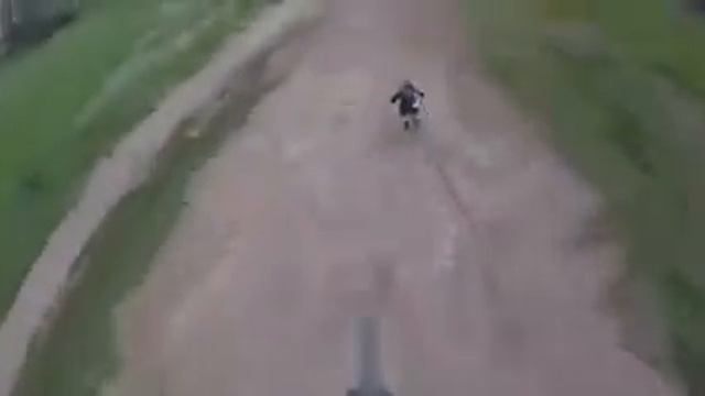 Парни прокатились на велосипедах