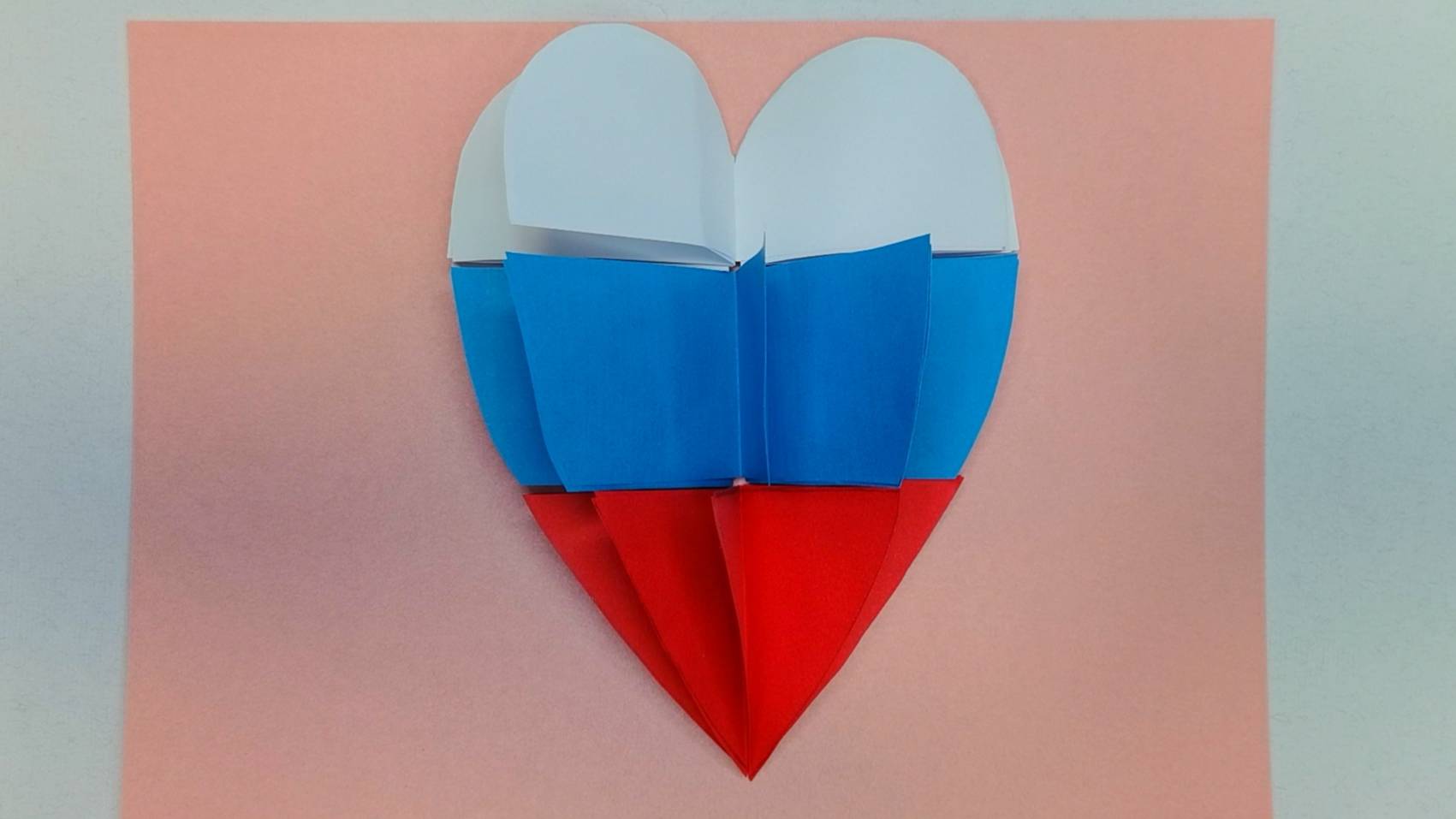 Поделка на праздник День России 12 июня из бумаги своими руками.