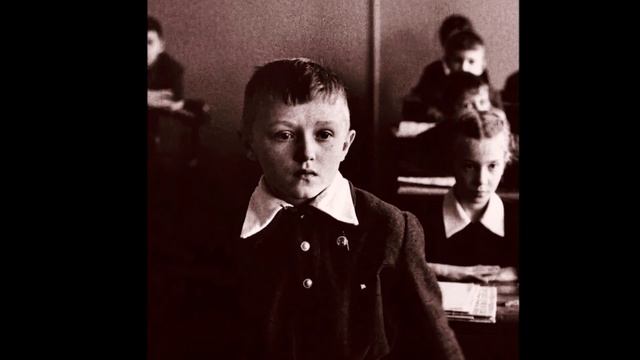 Однажды молодой человек узнал в прохожем своего учителя из младших классов.