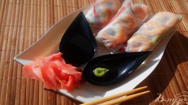 Блинчики из рисовой бумаги с креветками и овощами