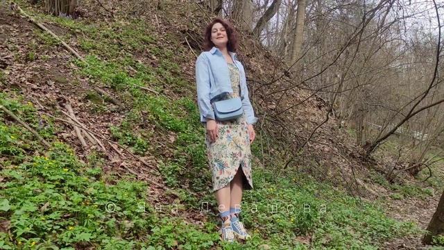 Платье лучше смотрится с кедами или туфлями?