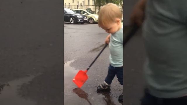 С лопатой в луже