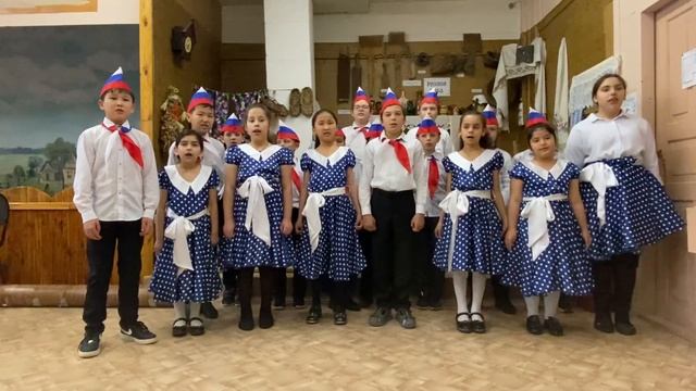 Хор учащихся 3В и 4В классов (дети с ОВЗ). Слова и музыка Якова Перадзе « Я гражданин России».