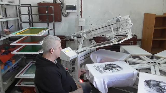 Полуавтомат шелкография карусель. Белые футболки без